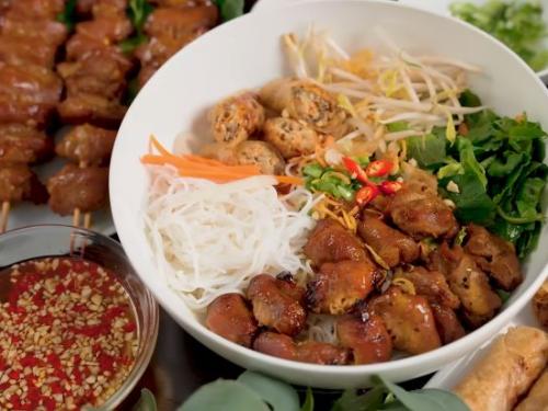 Cách làm bún thịt nướng ngon, đơn giản tại nhà