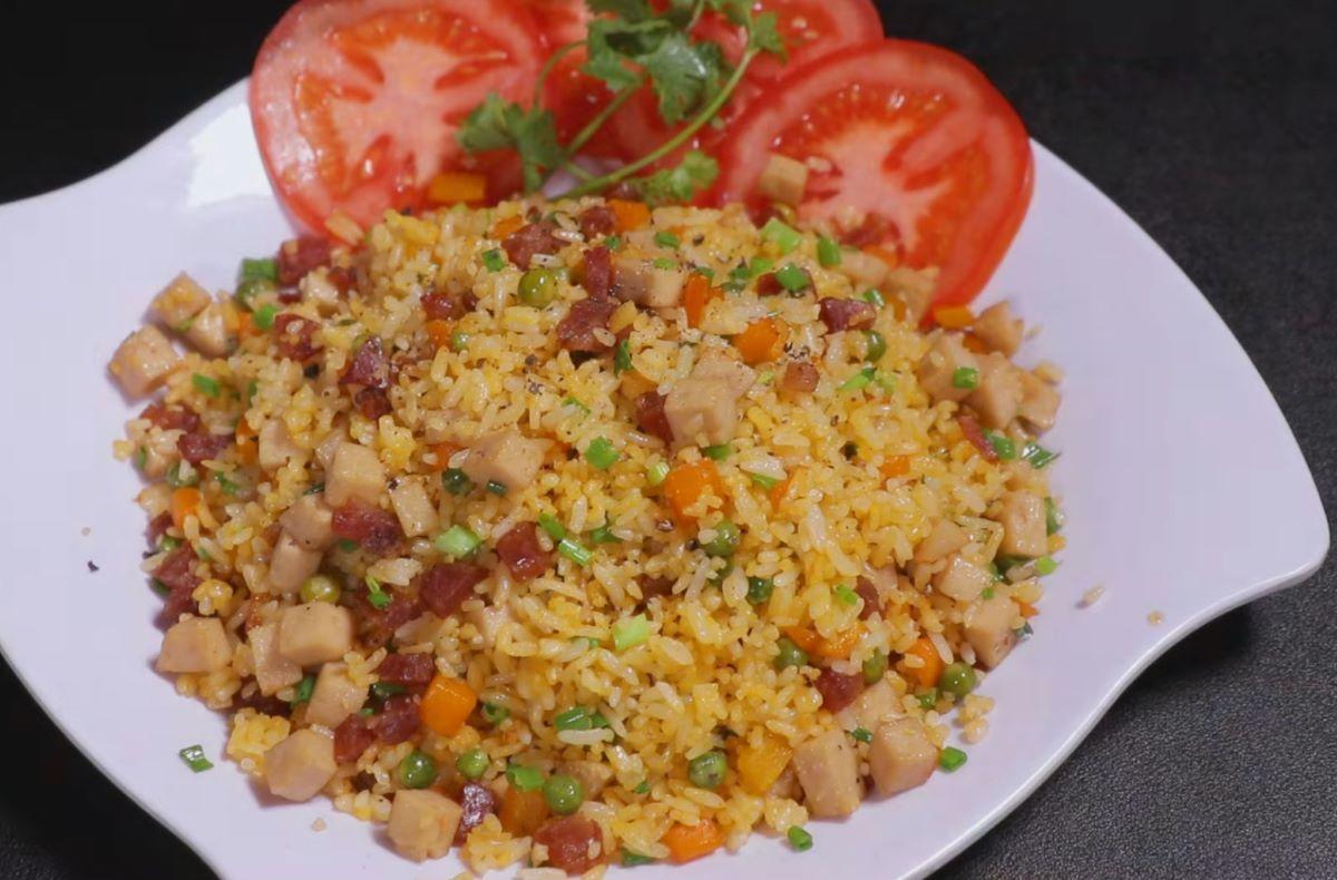 Cách làm cơm chiên Dương Châu truyền thống thơm ngon chuẩn vị