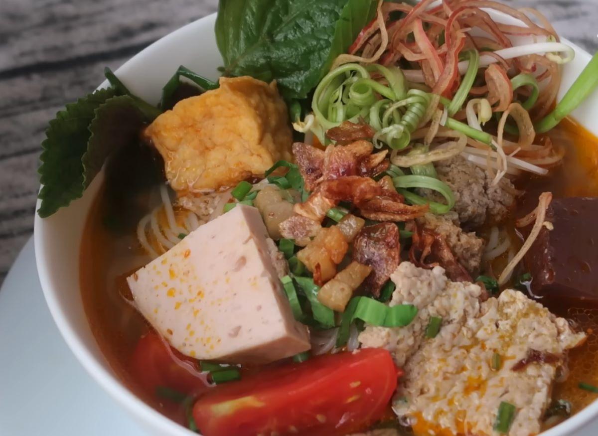 Cách nấu bún riêu cua đồng thơm ngon, dễ làm