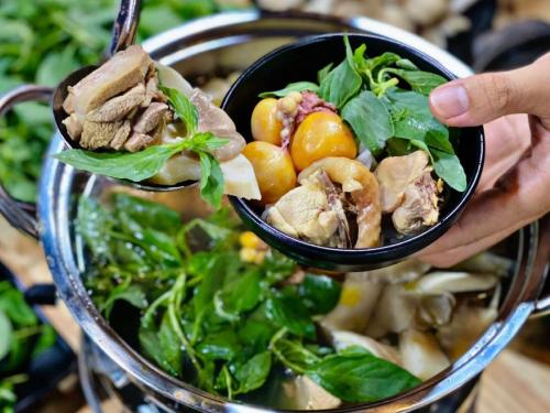 Cách nấu lẩu gà lá é thơm ngon chuẩn vị